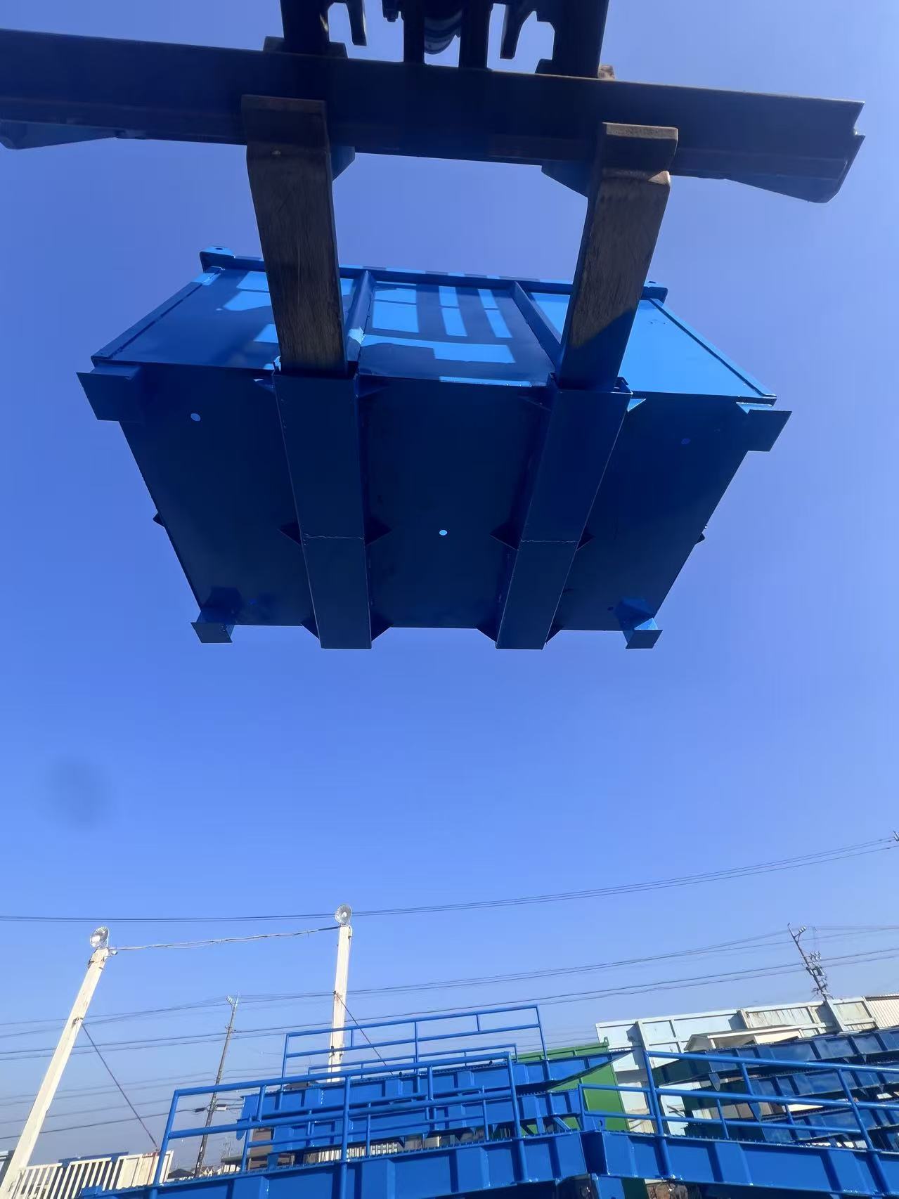 クレーンで吊り上げられたダストボックス