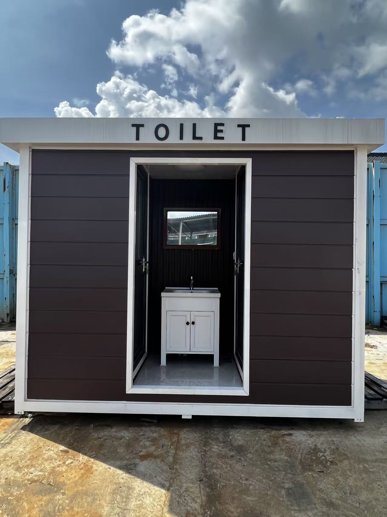 茶色外装の屋外可動式トイレ入口