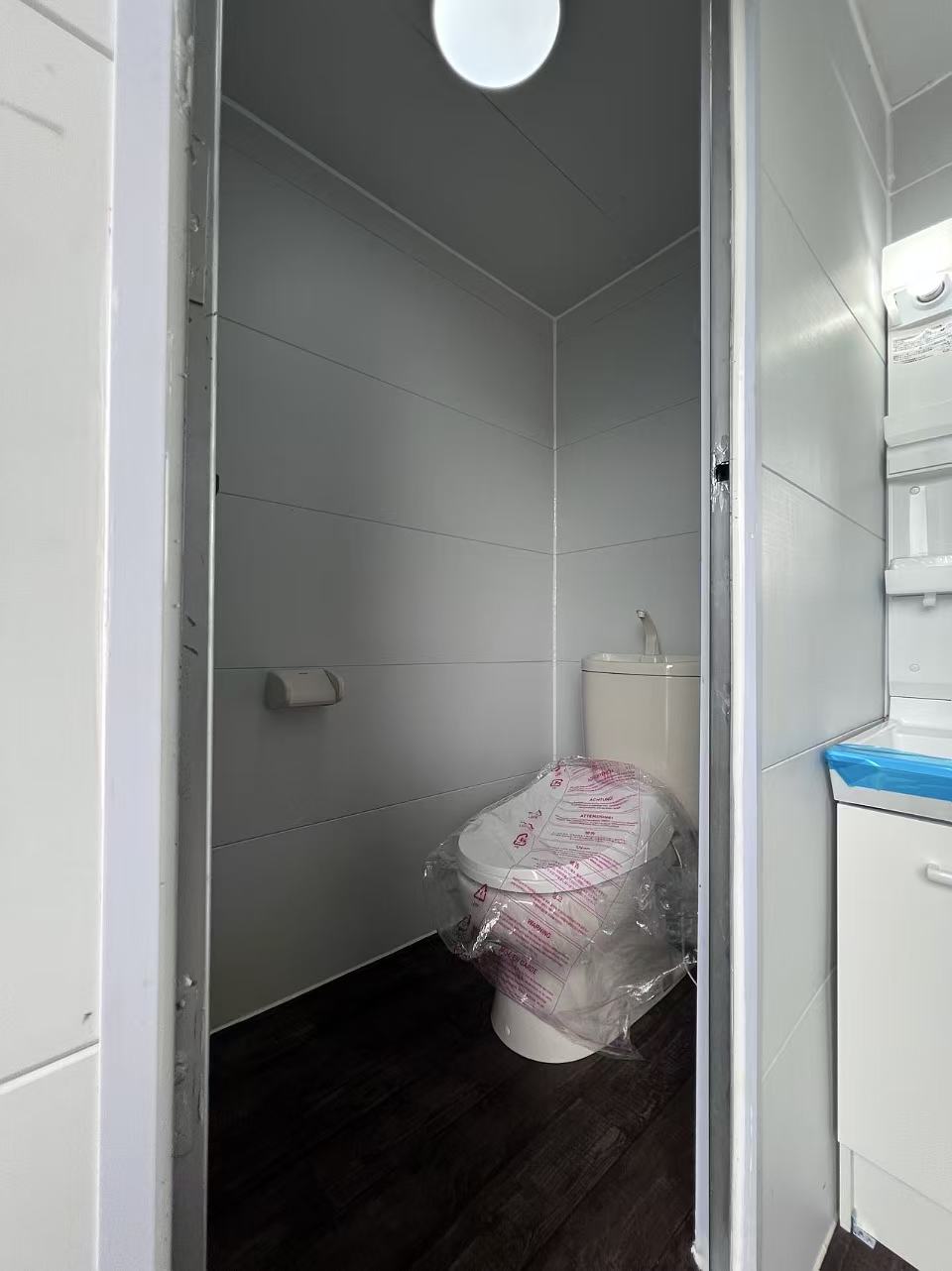 可動式トイレの室内と便器設備