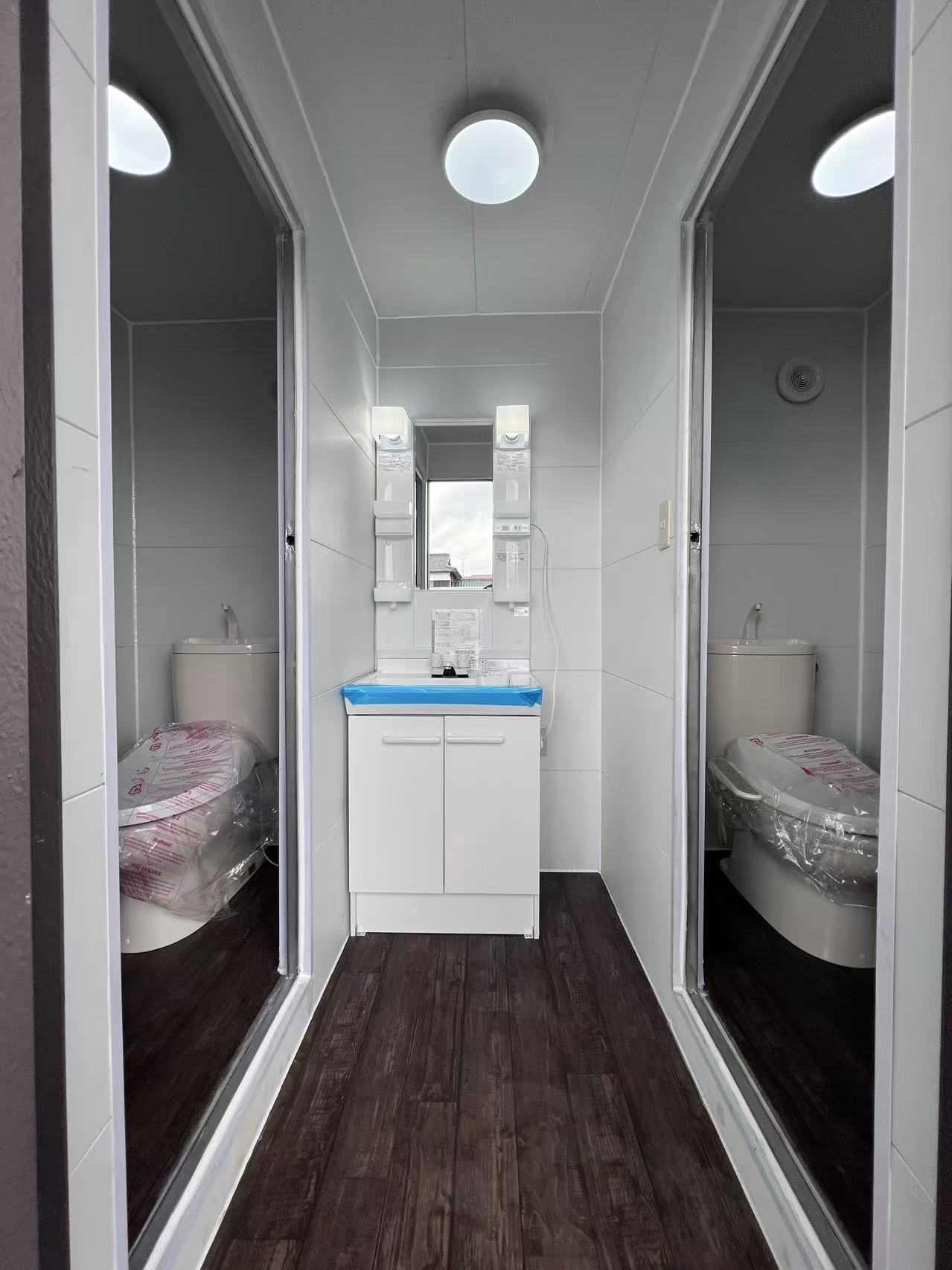 可動式トイレの二室構成と中央洗面台
