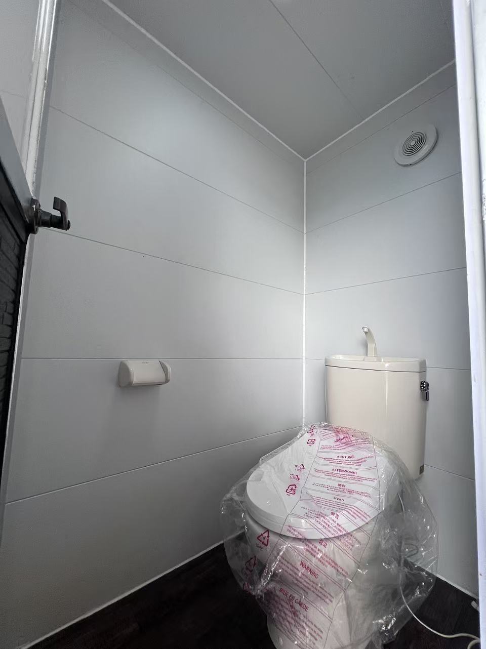 可動式トイレ室内壁面と設備の詳細